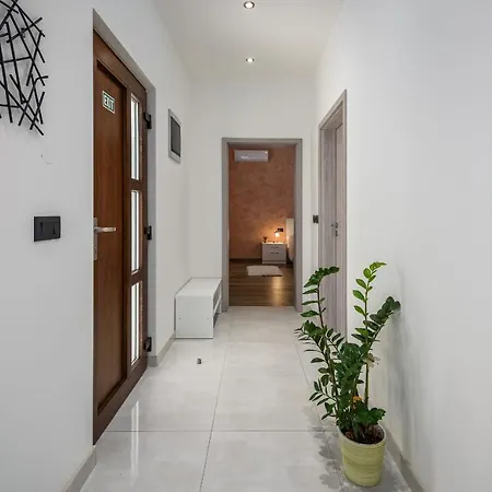 Desapemani With Heated Pool Villa *