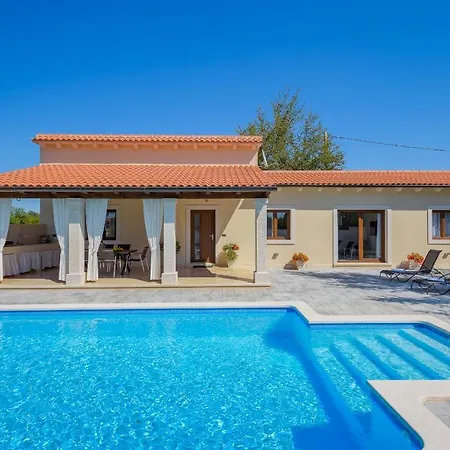 Desapemani With Heated Pool Villa