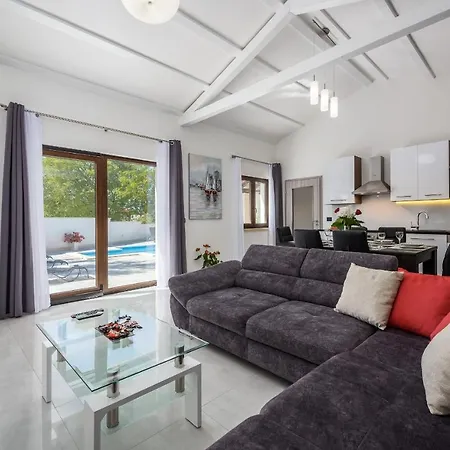 Villa Desapemani With Heated Pool *