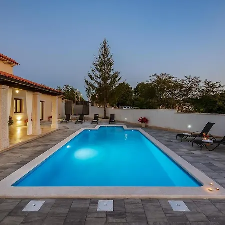 Villa Desapemani With Heated Pool