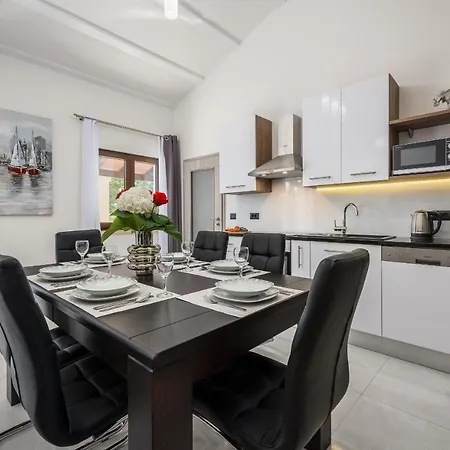 Villa Desapemani With Heated Pool