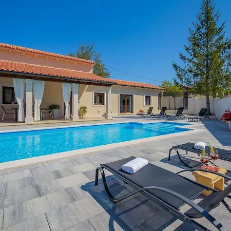 Desapemani With Heated Pool Villa *