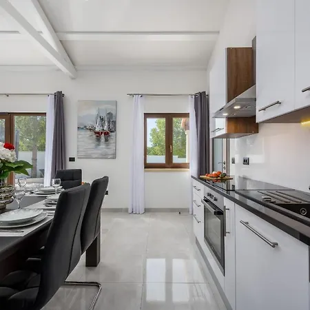 Villa Desapemani With Heated Pool *