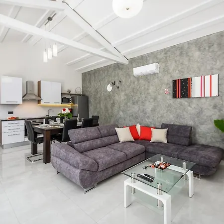 Desapemani With Heated Pool Villa