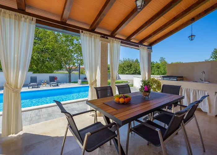 Desapemani With Heated Pool Villa *